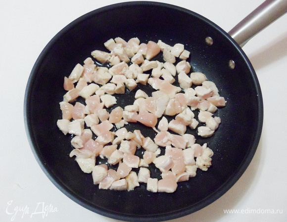 Обжарить куриное филе на разогретой сковороде на растительном масле до готовности.