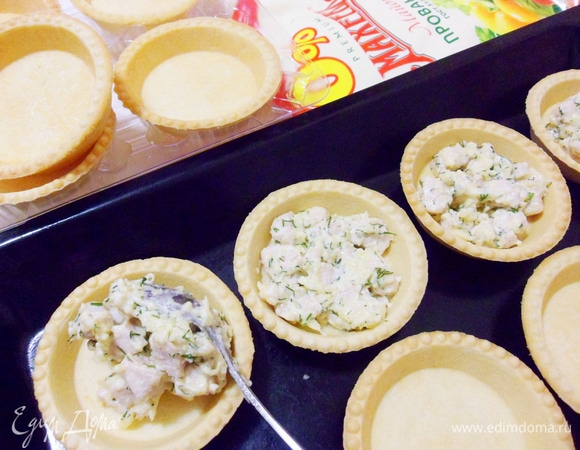 В тарталетки (у меня салатные) выложить начинку.