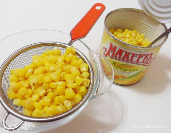 Для удаления лишней жидкости откинуть консервированную кукурузу ТМ «МахеевЪ» на ситечко.