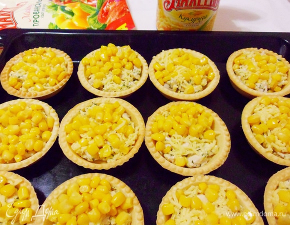 Сверху в тарталетки выложить сладкую кукурузу.