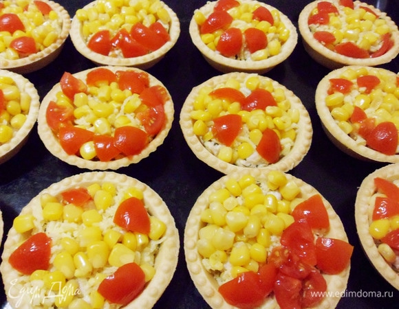 Помидоры нарезать кубиками и выложить к кукурузе произвольно.