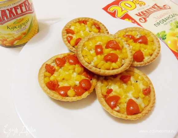 Запеченные тарталетки с курицей и кукурузой готовы.