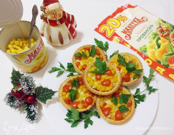 Украсить тарталетки зеленью.