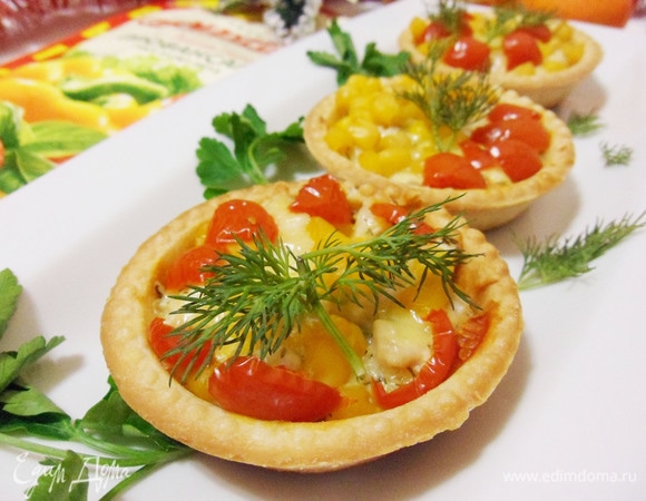 Подавать на стол горячими, хотя и в холодном виде тарталетки будут вкусными!