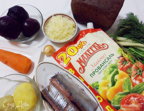 Необходимый набор продуктов для селедки под шубой. Овощи подготовить любым удобным для вас способом: отварить, запечь или просто купить уже готовыми.