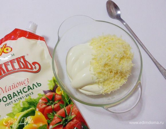 Сыр натереть на мелкой терке и добавить к майонезу ТМ «МахеевЪ». Хорошо перемешать.