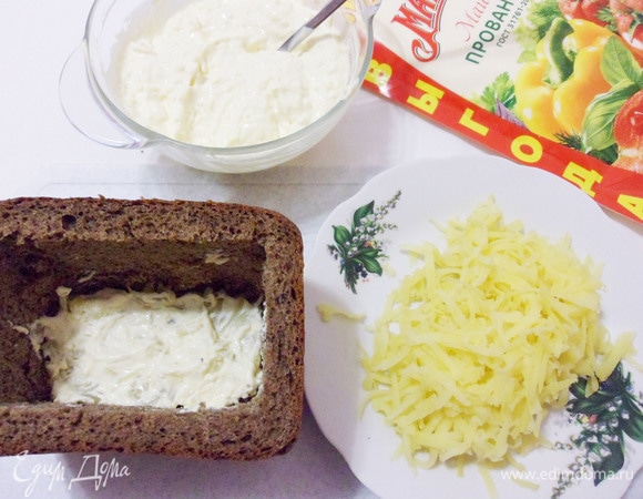 Картофель очистить и натереть на крупной терке. Выложить половину картофеля и промазать смесью из майонеза и сыра.