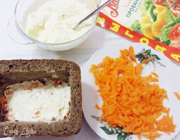 Морковь очистить и натереть на крупной терке. Выложить половину моркови и промазать смесью из майонеза и сыра.
