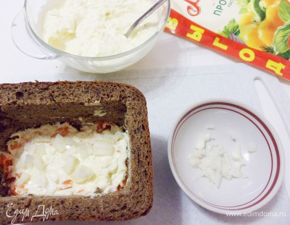 Лук очистить, мелко нарезать и ошпарить. Выложить половину лука.