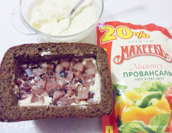 Филе селедки мелко нарезать и выложить в хлебную коробочку.