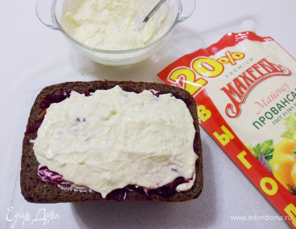 Далее повторить все слои. Смазать майонезной смесью.