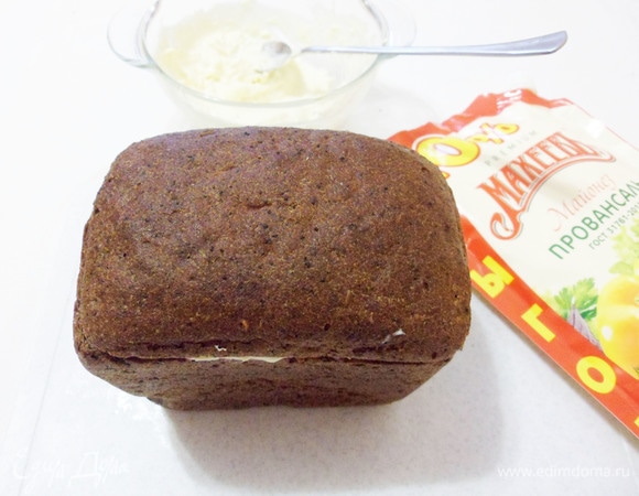 Накрыть хлебной верхушкой, чуть-чуть придавливая, аккуратно обернуть пищевой пленкой и поместить в холодильник настояться хотя бы на 2 часа.