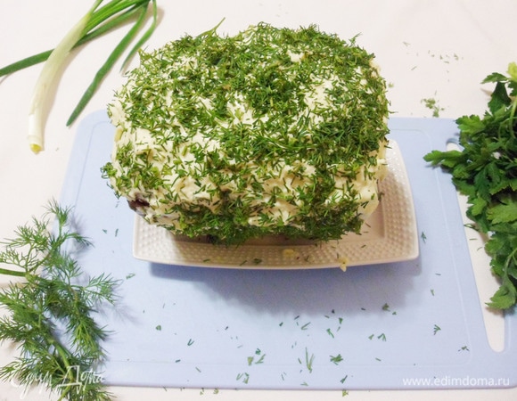 Затем аккуратно снять пленку, смазать буханочку бородинского хлеба оставшейся сырно-майонезной смесью и посыпать нарезанной зеленью (у меня укроп и петрушка).