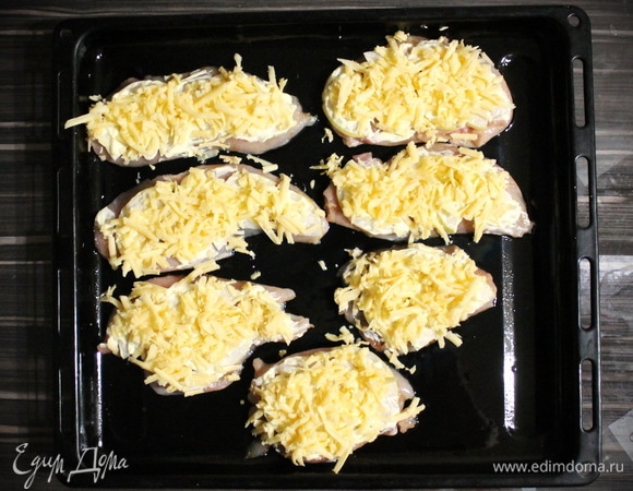 Кусочки грудки выкладываем на противень, сверху каждый кусочек покрываем слайсами груши, смазываем майонезом ТМ «Махеев» и посыпаем сыром.