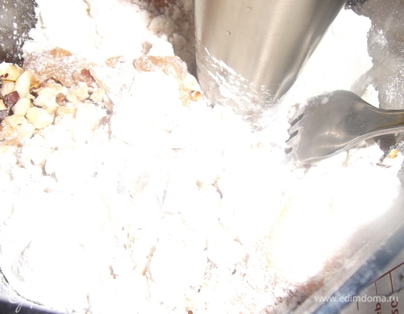 Добавить разрыхлитель, просеянную муку и орехи.