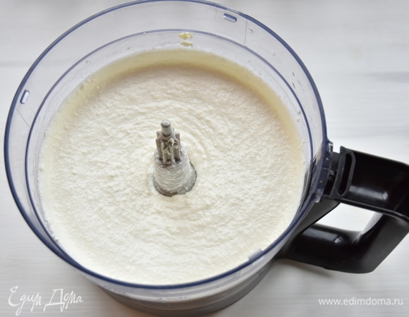 Для большей однородности творог можно протереть через сито или измельчить в блендере.