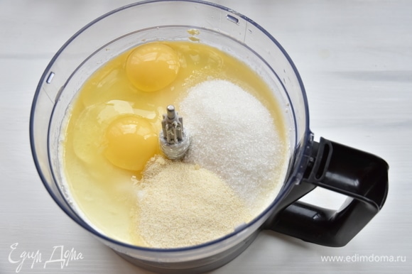 К творожной массе добавить яйца, сахар, манную крупу.