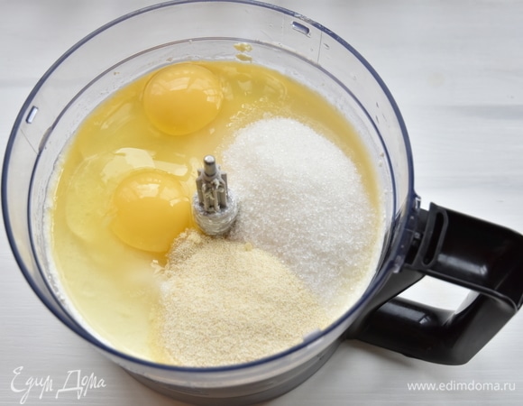 К творожной массе добавить яйца, сахар, манную крупу.