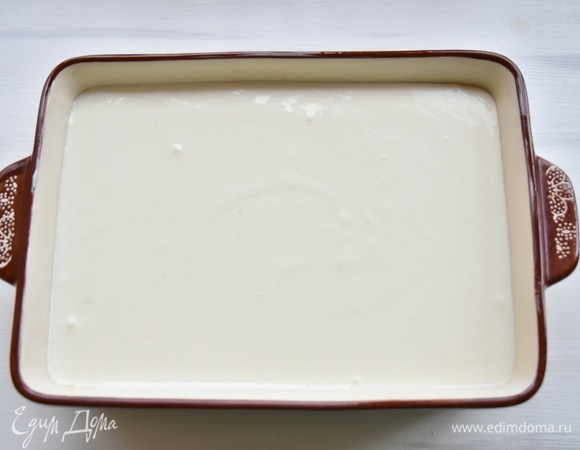Форму для выпекания смазать небольшим количеством сливочного масла и выложить творожную смесь. Выпекать в духовке, разогретой до 170°C, 30 минут.