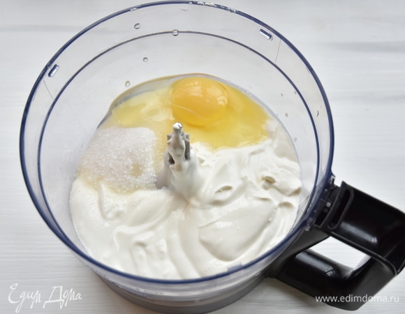 Для сметанной заливки смешать сметану, яйцо, сахар и ванильную эссенцию (или экстракт).