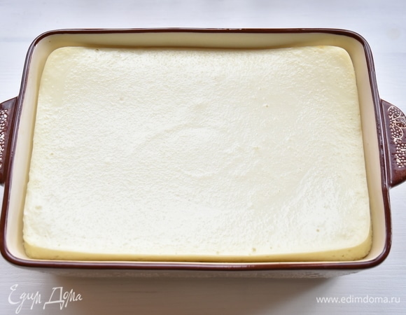 Через полчаса из духовки достать творожную основу.