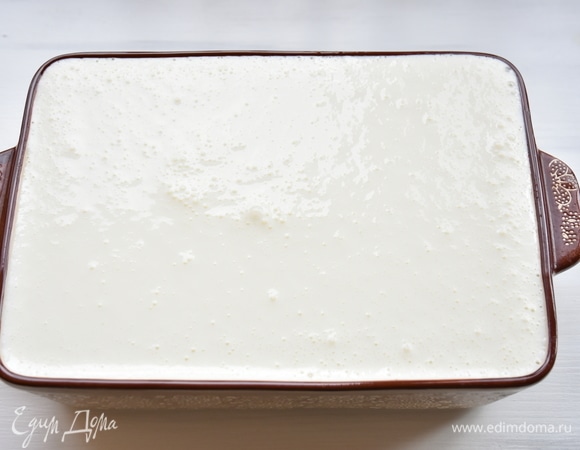 Выложить на творог сметанную заливку и отправить в духовку еще на 15 минут. Заливка должна по краям быть плотнее, а в середине формы немного «колыхаться». Дать запеканке остыть, так ее будет легче нарезать на порционные кусочки. При подаче украсить по желанию.