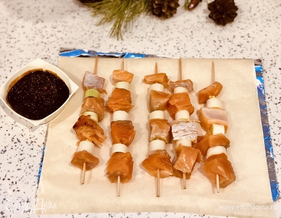 Нанизываем на шампуры или на деревянные палочки (обязательно замочить палочки в воде на 10 минут, чтобы они потом не горели). Для маринада нам понадобится: 4 столовые ложки соевого соуса, 0,5 чайной ложки васаби, 2 чайные ложки меда.