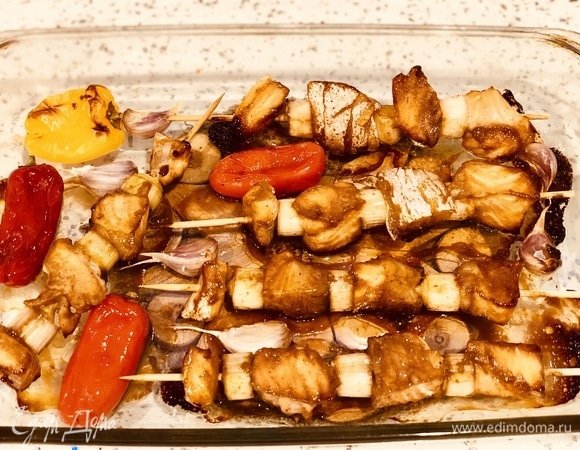 Вынимаем из духовки и посыпаем семенами кунжута (черного или белого).