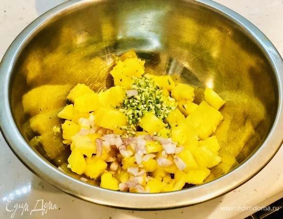 Сальса с ананасами: мелким кубиком нарезаем ананас (200 г), измельчаем красный лук или лук-шалот, выжимаем сок 1/2 лайма, солим, перчим, посыпаем цедрой лайма (1/2 ч. л.) и заправляем оливковым маслом. Охлаждаем под пленкой в холодильнике.