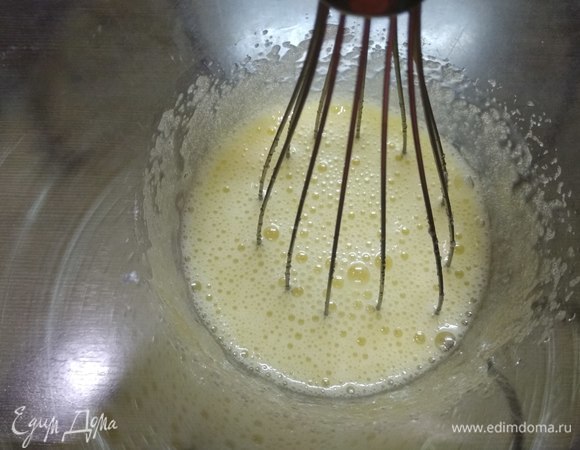 Разогреваем духовку до 180°C. Яйца взбиваем с сахаром.