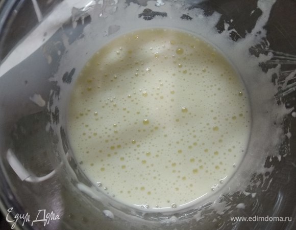 Добавляем к ним 3 ст. л. с горкой густой сметаны, растительное масло, уксус и пару капель ванильной эссенции.