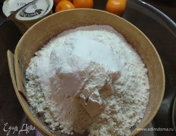 В другой посуде просеиваем муку с разрыхлителем и содой.