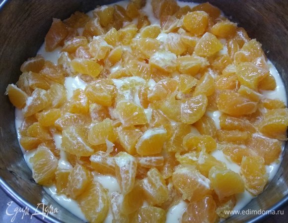 В форму (у меня разъемная диаметром 20 см), застеленную пергаментом, выкладываем половину теста, затем — начинку и оставшееся тесто.