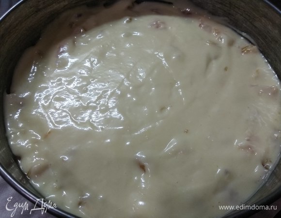 Распределяем его по поверхности фруктов. Ставим в духовку на 50–60 минут.