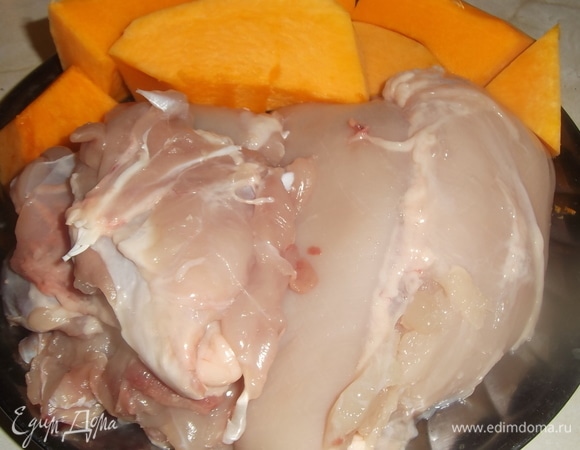 Подготовить продукты. Куриное филе отделить от костей. Тыкву очистить.