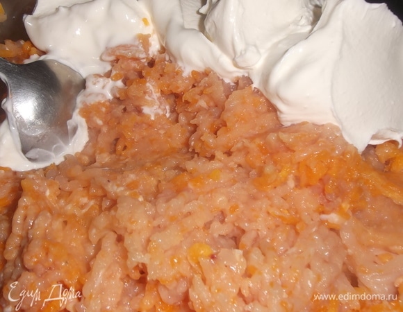 Все прокрутить через мясорубку с мелкой решеткой. В фарш добавить сметану, соль, перец.