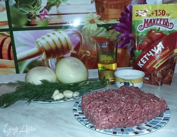 Лук готов. Переходим к фаршу. Я использую мясной (свинина+говядина), но можно тот, который нравится вам, или вообще заменить его на овощную составляющую, например на тушеную капусту или грибы. Фарш обжариваем в части оливкового масла до готовности.