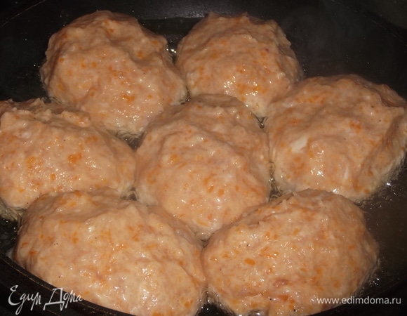 Влажными руками сформировать котлетки. Выложить на разогретую сковороду с растительным маслом. Накрыть крышкой и жарить на среднем огне примерно 10 минут с одной стороны.