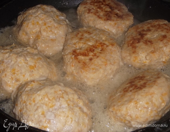 Затем крышку убрать. Котлеты перевернуть и дожаривать, не накрывая, примерно минут 5.