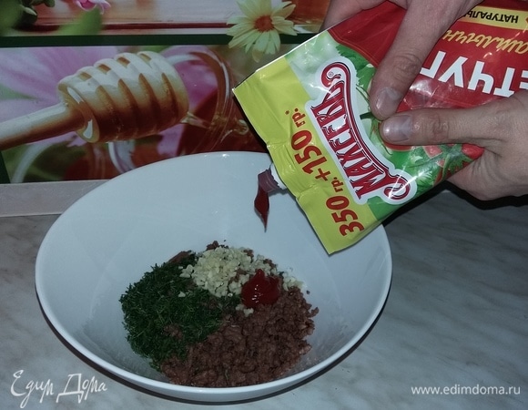 Добавляем кетчуп шашлычный. В своем блюде я использую кетчуп шашлычный ТМ «МахеевЪ», он имеет плотную консистенцию (не растекается) и нужный набор специй, придает рулету пикантный вкус.