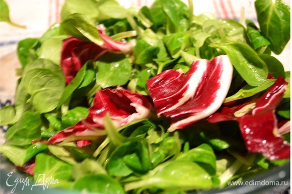 Моем и обсушиваем салат. Можно использовать разные салаты в сочетании с салатом корн. Я добавила для красивого цвета и интересного сочетания вкуса салат радичио.