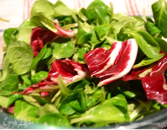 Моем и обсушиваем салат. Можно использовать разные салаты в сочетании с салатом корн. Я добавила для красивого цвета и интересного сочетания вкуса салат радичио.
