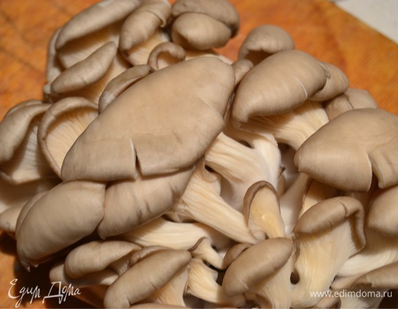 Вешенки очищаем, нарезаем одинаковыми кусочками (мелко не измельчайте, потому что мы их будем еще обжаривать, и они довольно сильно уменьшатся в размере).