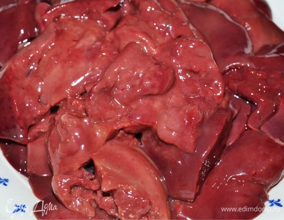 Куриную печень очищаем от пленок и крови. Нарезаем кусочками. Не мелко!