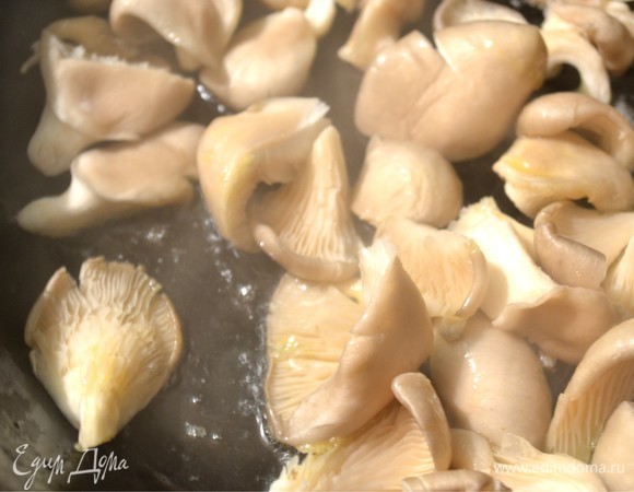 Сковороду разогреть. Добавить растительное масло. Обжарить грибы до золотистого цвета. Грибы солим и перчим.