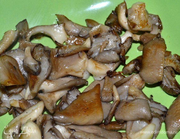 Обжаренные грибы перекладываем в посуду. Сковороду ставим на огонь.
