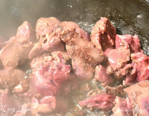 В разогретую сковороду выкладываем печень. Жарим ее на сильном огне до готовности. Не пережариваем, чтобы печень осталась мягкой и нежной! Еще не надо много печени в сковородку добавлять. Лучше тогда обжаривать партиями. По времени это где-то минут 7–10. Для большей нежности и мягкости печени добавьте при жарке маленький кусочек сливочного масла. Не забываем приправить. Солим и перчим по вкусу.