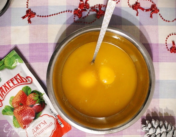 Растапливаем масло на водяной бане, добавляем к нему 2 яйца, сахар, соль и разрыхлитель. Перемешиваем до однородности, не взбивая.