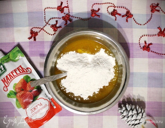 В масляно-яичную смесь порционно всыпаем муку и замешиваем тесто.