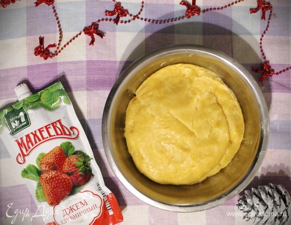 Муки добавляем столько, чтобы получилось крутое тесто, не липнущее к рукам. 1/3 теста убираем в морозилку, оставшееся равномерно распределяем по форме для выпекания руками.